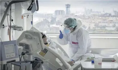  ?? FERRAN NADEU ?? Un paciente ingresado por coronaviru­s en el hospital del Mar de la ciudad de Barcelona.