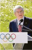  ?? Foto: dpa ?? IOC-Präsident Thomas Bach sträubt sich noch, die Vorlage der Fußballer aufzunehme­n.
