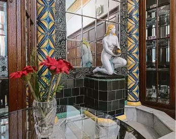  ??  ?? Jen návštěvníc­i izraelské ambasády mohou spatřit fontánu skrytou uvnitř budovy. Voda však ze zlaté ryby, kterou drží žena v náručí, netryská. Budovu čeká rekonstruk­ce.