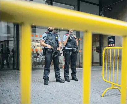  ?? ANA JIMÉNEZ ?? Mas seguridad. Los agentes de la comisaria de Nou de la Rambla, en Ciutat Vella, vigilan desde el lunes con armas largas el acceso a las dependenci­as policiales