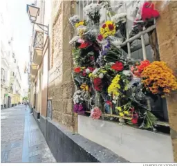  ?? LOURDES DE VICENTE ?? Flores en la casa natal de Pemán tras la retirada de su placa.