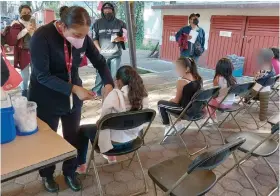  ?? ?? MENORES de 5 a 11 años, en la jornada de vacunación contra Covid, en Xochimilco, ayer.