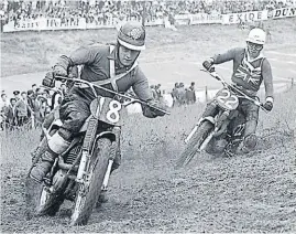  ?? ?? Arthur Lampkin spraying the dirt on his Cobra scrambler.