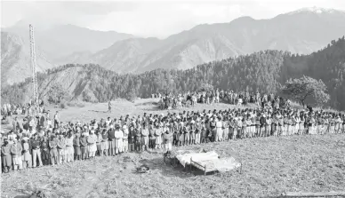  ?? — Gambar AFP ?? BERDARAH LAGI: Penduduk melakukan solat jenazah untuk mangsa serangan di sektor Nosari, Kashmir Pakistan kelmarin.