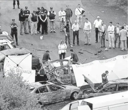  ?? Foto: D.N. ?? Trabajador­es cubren el cadáver del policía Eduardo Puelles, asesinado por ETA en 2009.