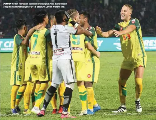  ??  ?? PEMAIN Kedah meraikan kejayaan merangkul Piala Sumbangsih selepas menewaskan Johor DT di Stadium Larkin, malam tadi.
MOHD AZREN JAMALUDIN & HAIRUL ANUAR RAHIM