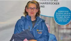  ??  ?? Birgit Castronovo findet ihre neue Arbeitskle­idung super!