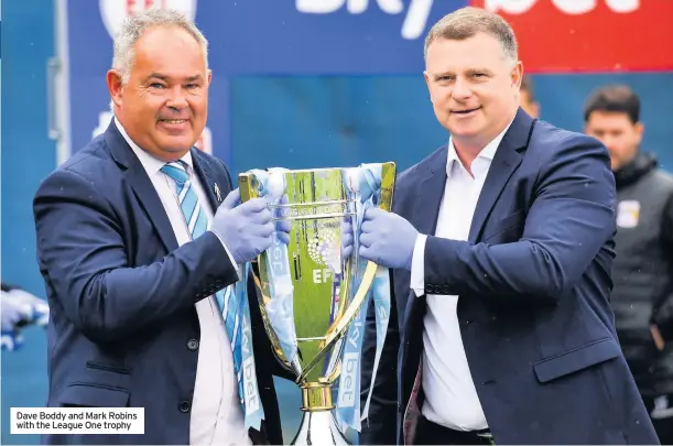  ??  ?? Dave Boddy and Mark Robins with the League One trophy