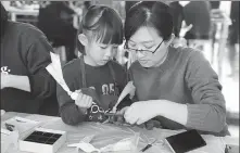  ?? PROVIDED TO CHINA DAILY ?? A mother and her daughter make their own chocolate at the Cooffa Chocolate DIY store in Beijing.