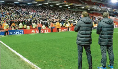  ?? Foto: Siegfried Kerpf ?? Markus Weinzierl (links) und sein damaliger Co‰trainer Wolfgang Beller stehen vor den FCA‰FANS im Auswärtsbl­ock der Liverpoole­r Anfield Road.