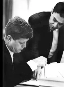  ?? PHOTO BY JACQUES LOWE/COURTESY OF THE JACQUES LOWE ESTATE ?? John Kennedy and Dick Goodwin work on a speech.