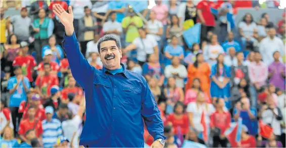  ?? DPA ?? Saludo. El presidente venezolano, Nicolás Maduro, saluda a sus seguidores a comienzos de mes en el complejo deportivo Parque Miranda.