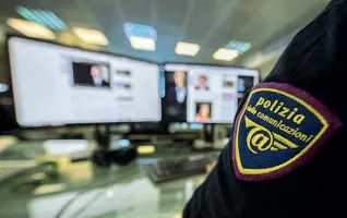 ??  ?? Controlli
La Polizia delle Comunicazi­oni setaccia il web per scovare immagini illegali diffuse in rete