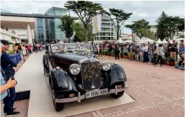  ??  ?? Winning Mercedes-benz 320 Cabriolet A takes the plaudits at Portugal’s Estoril Classic