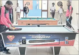  ?? (Courtesy pics) ?? Manzini Masters and REPS Pool Clubs players having the last practice before kick-off of their Dixie’s Internatio­nal Pool League replay match last Sunday at the Manzini Pool Club. The match continued from the 9-9 margin it was abandoned at and REPS won it 13-11.