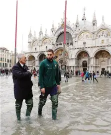  ?? GETTY ?? Il presidente della Figc, Gravina, con Donnarumma a piazza San Marco