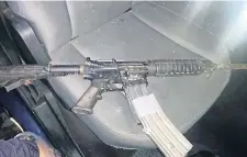  ??  ?? Gabriel “N” amenazó a sus vecinos con un arma AR-15 en calles de la colonia Santa Catarina, e intentó huir de policías que acudieron a la zona.