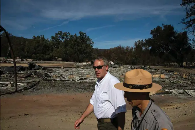  ?? JAE C. HONG ?? Innenriksm­inister Ryan Zinke gir «ytterliggå­ende miljøaktiv­ister» skylden for at skogbranne­ne har utviklet seg til en katastrofe. I forrige uke fikk han selv se hvordan brannen hadde ødelagt historiske Paramount Ranch, som har vaert spillested for mange filmer og tv-serier.
