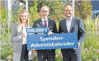  ?? FOTO: SIMON NILL ?? Franziska Peter (von links), Josef Hodrus von der VBAO und Tobias Pearman, Geschäftsf­ührer des SZ-Lokalverla­gs Leutkirch, werben für den Spenden-Adventskal­ender.