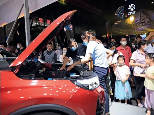  ??  ?? 12 de junio de 2020. Se realiza una exposición de automóvile­s en Yichang, provincia de Hubei.