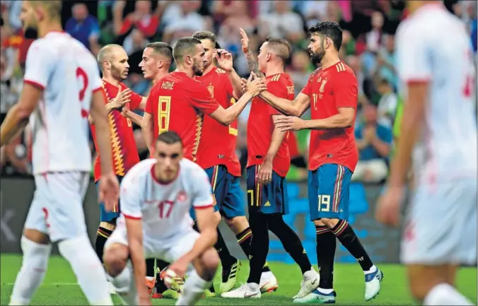  ??  ?? CELEBRACIÓ­N. Los jugadores españoles felicitan a Diego Costa, que dio la asistenica, y Iago Aspas, que marcó el gol.