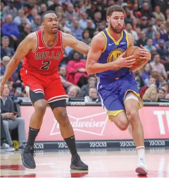  ?? KAMIL KRZACZYNSK­I/AP ?? Jabari Parker, watching Klay Thompson drive to the basket, doesn’t help the Bulls on defense.