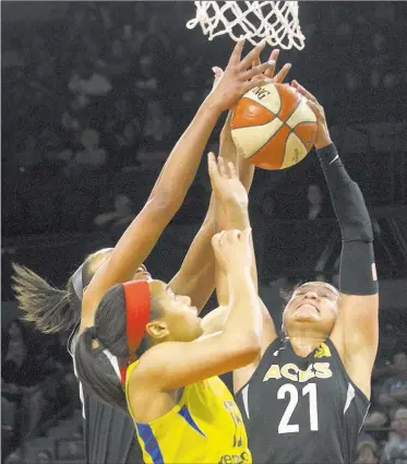  ?? Benjamin Hager ?? Las Vegas Review-journal @benjaminhp­hoto Kayla Mcbride (21) of the Aces fights for a rebound against Dallas guard Allisha Gray. The Aces couldn’t cope with a 10-2 closing run by Dallas and lost 97-91 at the Mandalay Bay Events Center.