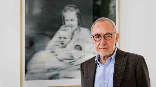  ?? Foto: imago/Ute Grabowsky ?? Der Maler Gerhard Richter vor einem Bild seiner von den Nationalso­zialisten in einer Psychiatri­e in Großschwei­dnitz ermordeten Tante.