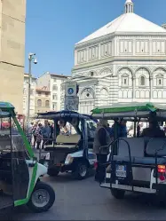  ??  ?? Uno delle decine di risciò turistici che affollano piazza Signoria e aree limitrofe