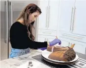  ?? AMYBETHBEN­NETT/SUNSENTINE­L ?? MiriamAdar­decorates a client’s cake - a horse head - Nov. 4 at herhomein Hollywood. Adar keeps a strictly kosher kitchen, baking dairy-free cakes with margarine and soy milk.