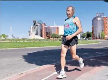  ??  ?? POR LAS CALLES DE MADRID. Bernardo Pareja, de 72 años, entrenándo­se en el Parque Juan Carlos I.