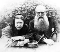  ??  ?? Théosophes La voyageuse russe Helena Blavatsky et le colonel américain Henry Steel Olcott, fondateurs de la Société théosophiq­ue en 1875. Olcott est le père du drapeau bouddhiste.