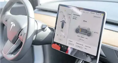  ?? DPA-BILD: Kalaene ?? Software wird in Autos immer wichtiger: hier ein Tesla Model 3