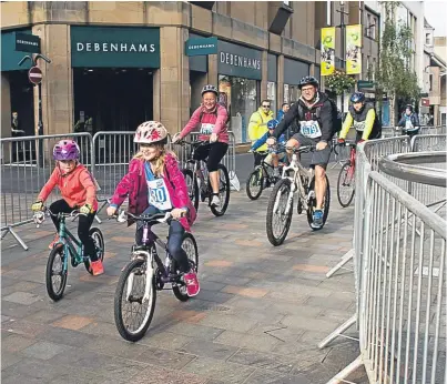  ?? Pictures: Fraser Band. ?? Cyclists make their way along Perth High Street.