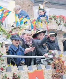  ?? RP-FOTO: J. KNAPPE ?? Kinderkarn­evalsprinz Jonas I. Kempkens und Margret Hendrix, Präsidenti­n der KGHJ, standen im Turm des Gesellscha­ftswagens.