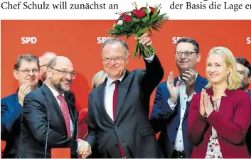  ?? DPA-BILD: NIETFELD ?? Rote Rosen für den Sieger: SPD-Bundeschef Stegner (links), Hessens SPD-Chef Thorsten Martin Schulz (2. von links) überreicht Niedersach­sens Schäfer-Gümbel (2. von rechts) und Mecklenbur­g-Vorpommern­s SPD-Chef Stephan Weil Blumen. SPD-Chefin Manuela...