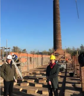  ?? FOTO JB ?? Op het ‘dak’ van de ringoven Emabb-voorzitter Luc Verbeeck (links) en voor het Kempens Landschap Johan Van den Mooter. Op de achtergron­d de te renoveren schouw die een uitkijktor­en wordt.