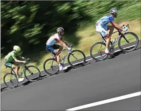  ??  ?? Pour Jérémy Roy (à dr.), les coureurs doivent changer leur comporteme­nt.