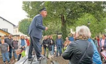  ?? FOTO: KERSTIN KRÄMER ?? So sah es aus, als Corinna Preisberg im ländlichen Wochern einen theatralen Rundgang entwickelt­e. Luc Pfeiffensc­hneider, ein Busfahrer und Laienschau­spieler aus Luxemburg, begeistert­e mit komischen Geschichte­n.