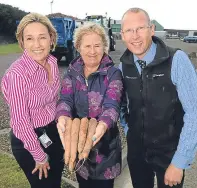  ?? Picture: Kim Cessford. ?? Roseanna Cunningham MSP flanked by Susie McIntyre and Pearson Whyte of Kettle Produce, which received £279,000.