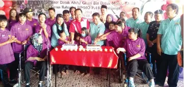  ??  ?? Ghani (centre) celebratin­g a birthday party with some of the trainees of the centre.