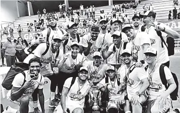  ?? CORTESíA ?? Jugadores, cuerpo técnico y directivos de los Titanes celebrando su bicampeona­to en Buenaventu­ra.