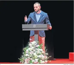  ?? MIGUEL GÓMEZ ?? Alejandro, hijo de Monchi, interviene durante el acto celebrado en el Teatro.