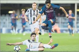  ?? FOTO: PERE PUNTÍ ?? José Arnaiz comenzó así la jugada de su golazo contra el Oviedo en el Miniestadi