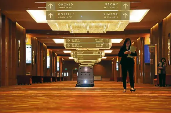  ?? REUTERS ?? HALLWAYS of the Marina Bay Sands convention center in Singapore are kept clean by robot.