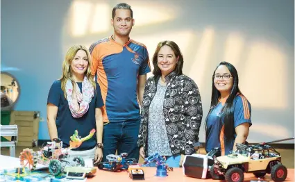  ??  ?? El Caguas Mini Maker Faire 2017 es organizado por el Centro Criollo de Ciencia y Tecnología del Caribe. Desde la izquierda, la directora Tasha Endara junto a Josué Ríos, Grace Matos y Zoraina Del Valle, quienes son parte del personal del centro.