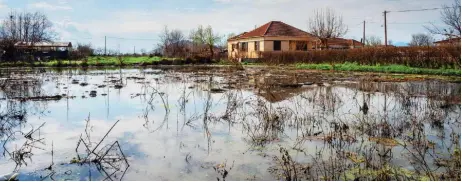  ?? ?? In many areas the waters have still not been absorbed by the soil. Any rain turns the puddles into small lakes.