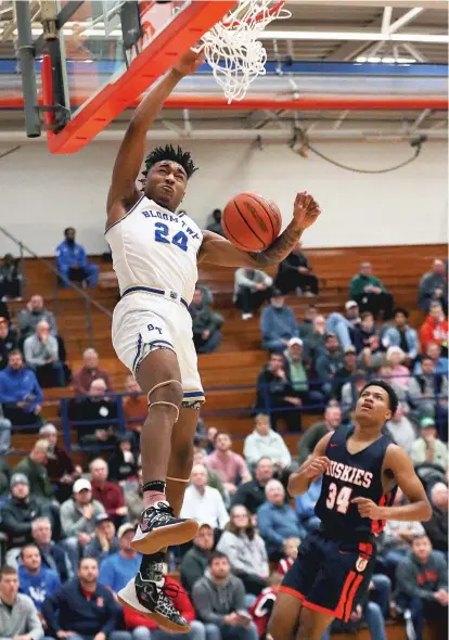  ?? ALLEN CUNNINGHAM/FOR THE SUN-TIMES ?? Christian Shumate (16 points) dunks Friday against Oak Park during Bloom’s quarterfin­al victory in Pontiac, Ill.