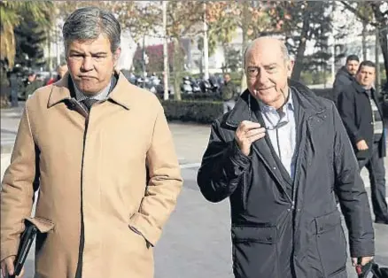  ?? KAI FÖRSTERLIN­G / EFE ?? Alfonso Novo (derecha), exportavoz del PP, llegando al juzgado para declarar