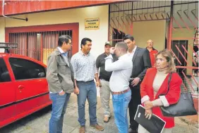  ?? ?? Ricardo Duarte Filho evitó ayer el ingreso de la comitiva de Benítez en la sede departamen­tal en Asunción.